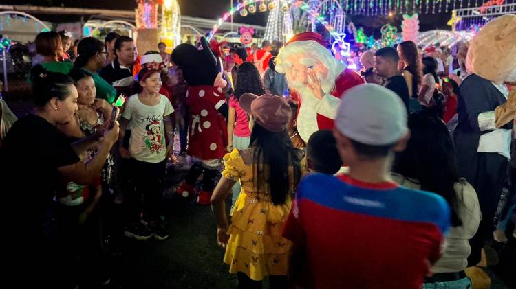 Encienden luces de la villa navideña de Vista Alegre