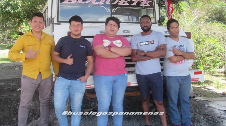 Equipo que recopila las postales del transporte nacional. Jacobs, segundo a la derecha.