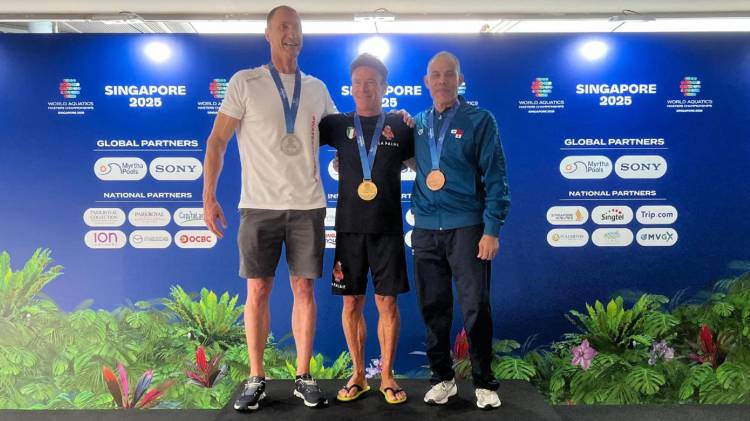 Gustavo Harper (d) recibiendo su presea.