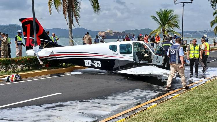 ¡De película! Avioneta cayó en la Calzada de Amador. No hay heridos de gravedad [VIDEO]