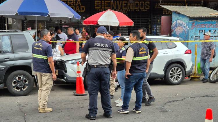En el balcón de la habitación estaba un hombre, a quien se le dio la voz de alto y fue aprehendido.