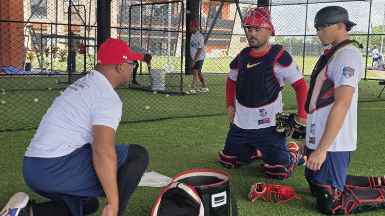 Julio Mosquera durante los entrenamientos, con los receptores Leonardo Bernal y Adrián Sugastey.