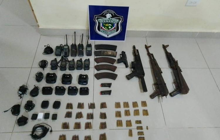 Parte de las armas de fuego encontradas en una vivienda, en el sector de El Pito en Soná.