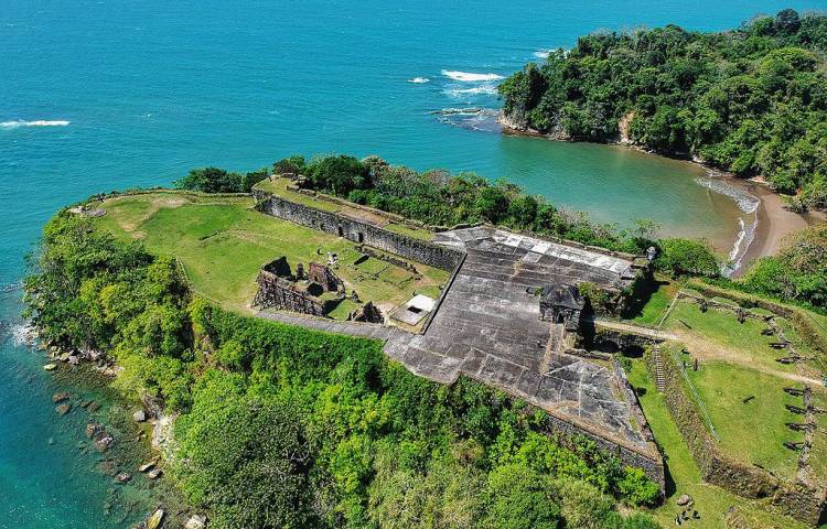 En el caso de Panamá, además de las fortificaciones San Jerónimo y San Lorenzo, se ha restaurado la Real Aduana de Portobelo, construida en el siglo XVII .