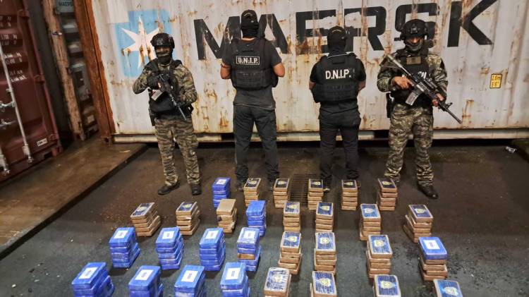 Paquetes de presunta sustancia ilícita incautados durante la Operación Meteoros en un puerto del Pacífico.