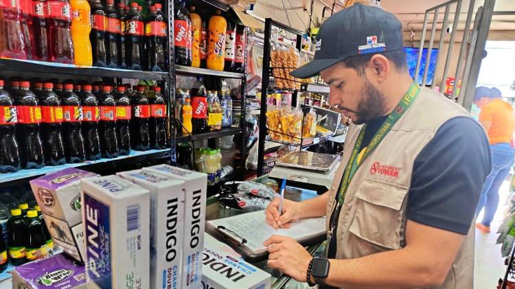 Autoridades de salud inspeccionaron locales comerciales en Pueblo Nuevo y 24 de Diciembre, detectando productos vencidos y otras irregularidades sanitarias.