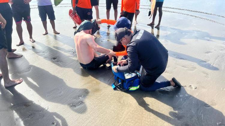 Rescatistas auxiliaron a los bañistas arrastrados por las corrientes marinas.