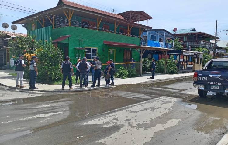 Vista de la casa y calle donde ocurrió la tragedia de Isla Colón, en Bocas del Toro, ayer.