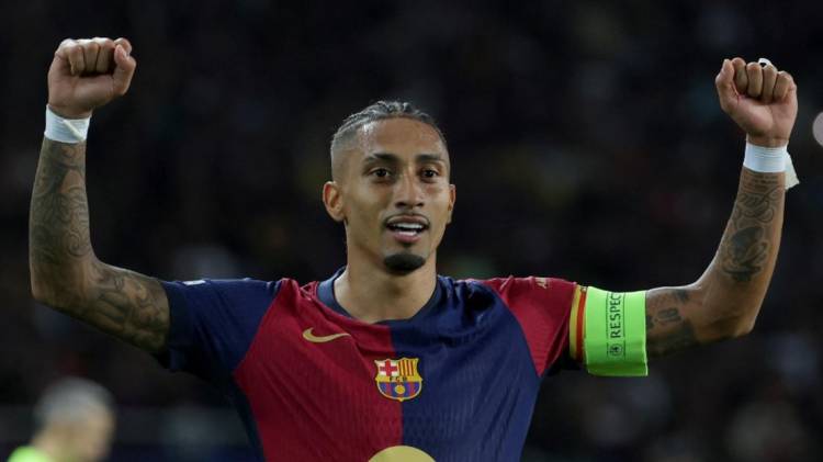 El extremo brasileño Raphinha, quinto en el premio del Balón de Oro, firmó 34 goles y 25 asistencias en la última temporada con el Barcelona.