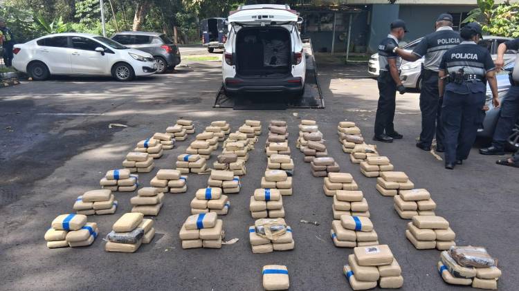 El automóvil y los paquetes incautados fueron trasladados para continuar con los trámites legales.