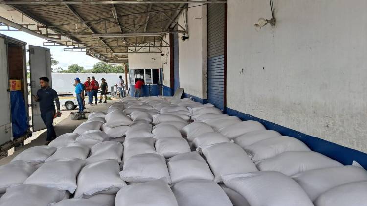 En el retén de San Isidro se retuvieron dos camiones articulados con 1,031 sacos de arroz.