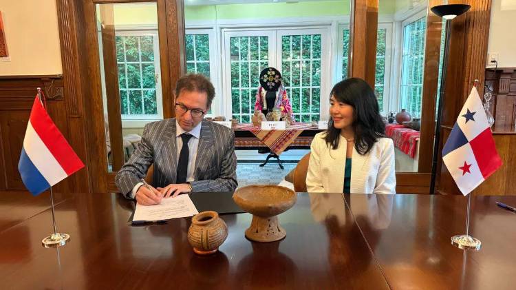 La restitución fue posible a la familia Feriz y al apoyo de instituciones de los Países Bajos, la Universidad de Leiden y la Universidad de Arkansas.