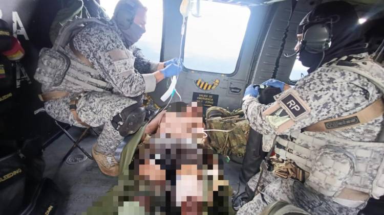 Rescatistas de la FAC reciben al soldado herido por una mina antipersonal en zona selvática.