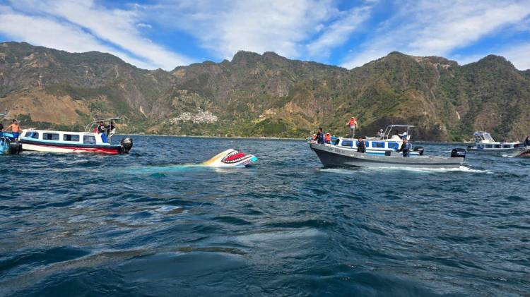 Embarcaciones de rescate operaron en el Lago Atitlán tras el vuelco de una lancha turística que dejó dos mujeres panameñas fallecidas.