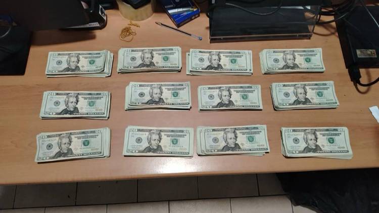 Autoridades incautaron dinero en efectivo y detuvieron a dos personas en una lancha sospechosa en Wasdup, Guna Yala.