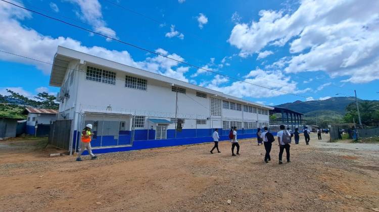 Nuevas escuelas reemplazarán estructuras rancho en la comarca Ngöbe Buglé.