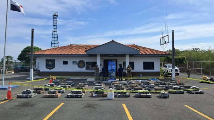 Los 1,702 paquetes de presunta droga fueron incautados durante una persecución marítima en el Pacífico santeño.