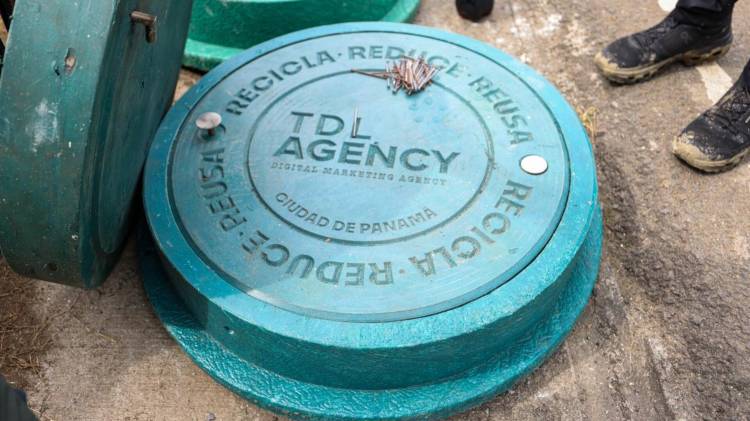 Las Garzas recibió la primera tapa reciclada patrocinada, parte del plan municipal que suma más de 400 unidades garantizadas en la capital.