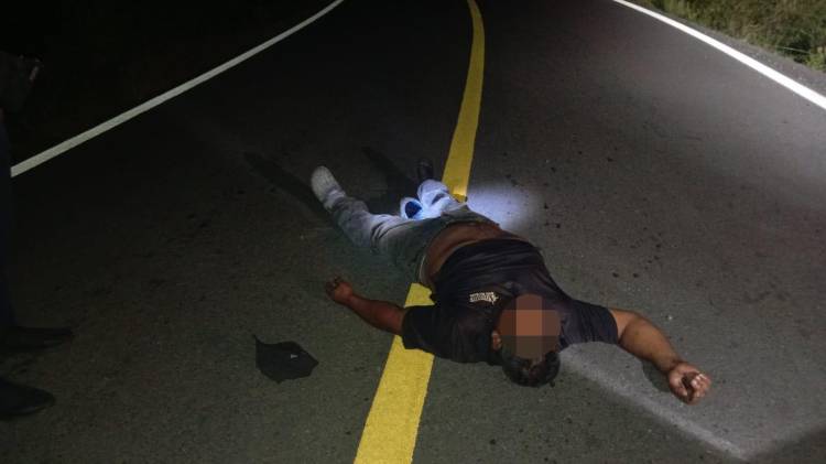 Dormía en el centro de una vía oscura.