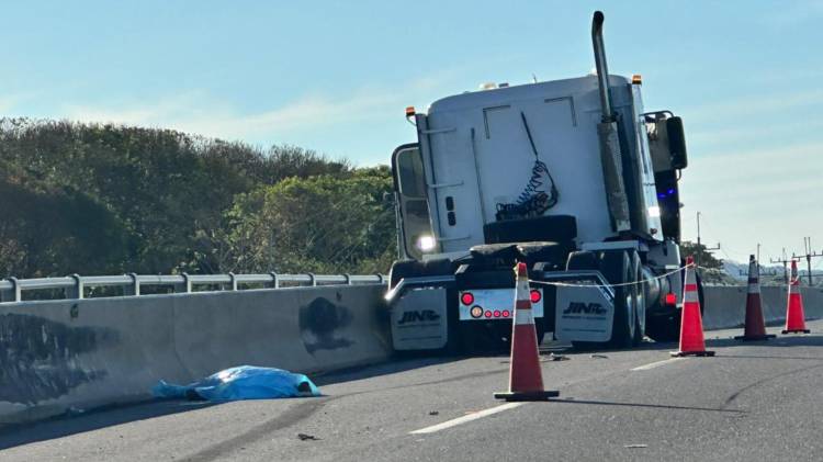 Unidades de Tránsito y el Ministerio Público realizaron el levantamiento del cadáver en el puente del río Chiriquí.