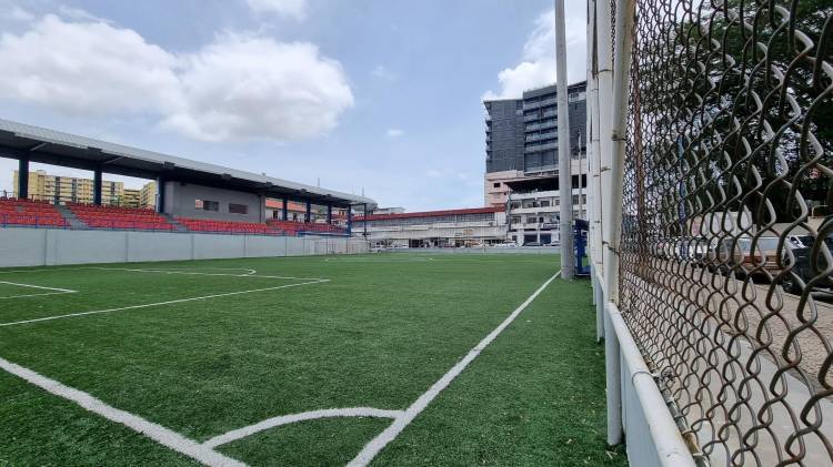 Bomberos brindaron atención de emergencia en la cancha del estadio León Cocoliso Tejada tras el colapso de un jugador.