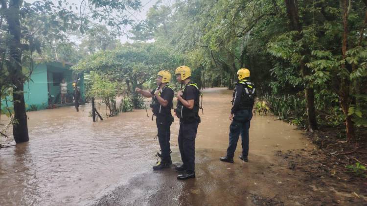 ¡Tonosí bajo el agua! Suspenden clases por inundaciones y elevan alerta amarilla