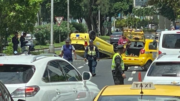 Un taxi colisiona y se vuelca