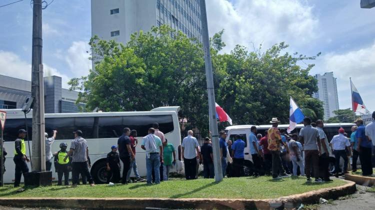 Transportista llegaron en una caravana a la Asamblea Nacional.