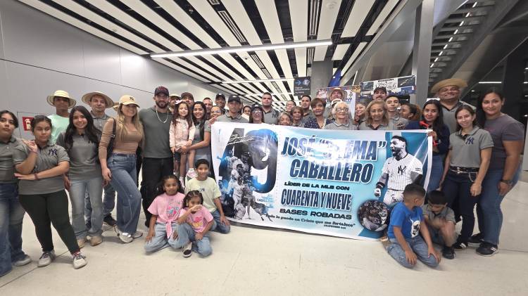 José Caballero junto a toda la familia que lo recibió.