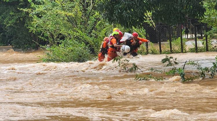 Personal de rescate realiza la evacuación de residentes en el sector de Loma de Quebro, en Veraguas.
