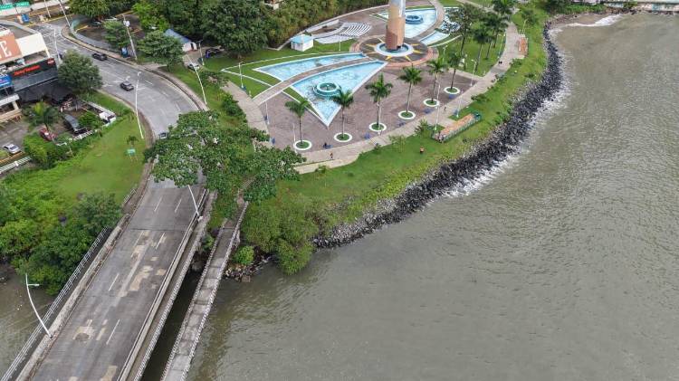 Personal de MiAMBIENTE realiza verificaciones y toma de muestras en el río Matasnillo.
