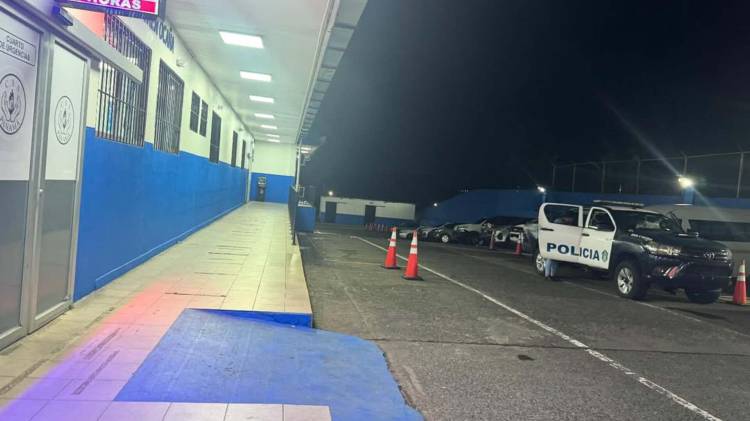 Pareja fue llevada al hospital.