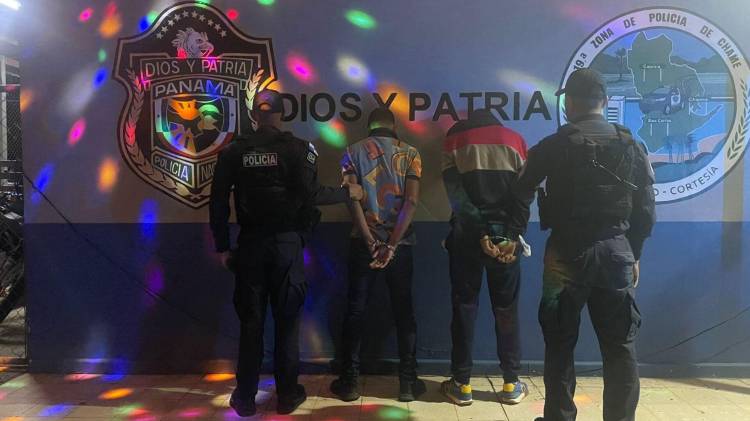 Unidades policiales durante el operativo que permitió la aprehensión de los sospechosos en el distrito de Chame.