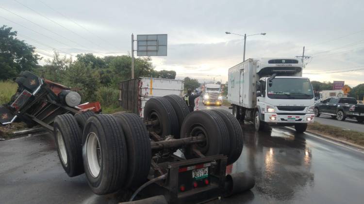 Aguadulce | Mula termina volcado tras impactar con jersey