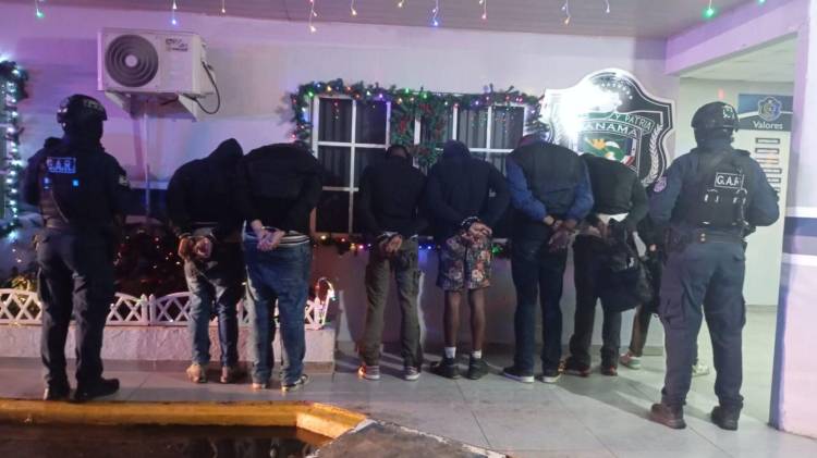 Unidades policiales custodian a los siete sospechosos aprehendidos tras el intento de robo en Parque Lefevre.