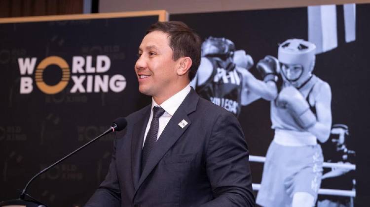 Fue dos veces campeón mundial de peso medio y medallista de plata olímpico en 2004.