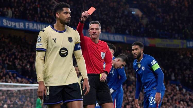 Ronald Araujo, capitán del Barcelona, atraviesa un bajón emocional tras su expulsión en la derrota ante el Chelsea en la Liga de Campeones.