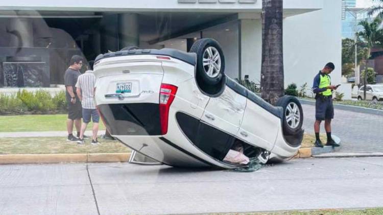 El accidente en Costa del Este obligó al desvío del tránsito mientras se realizaban las diligencias y el retiro del vehículo volcado.