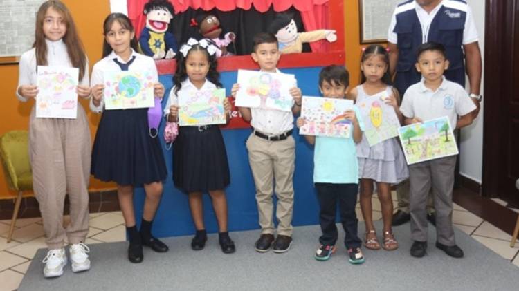 Ganadores de ‘Pinta tus derechos 2022’ acompañados del teatro de titeres de la Defensoría.