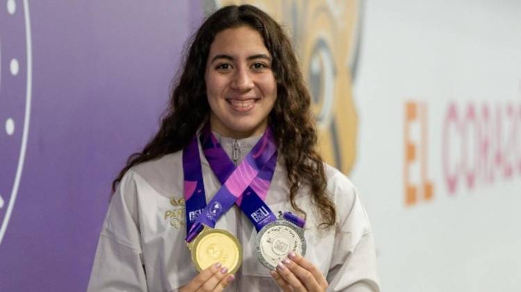 Emily Santos sonríe al llegar a Panamá.