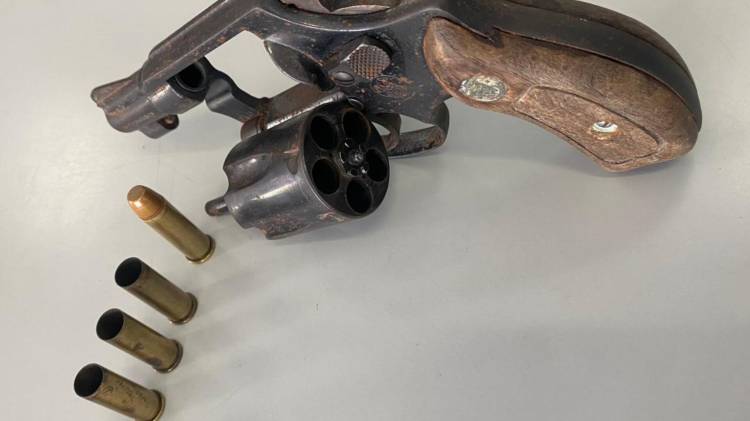 El arma de fuego decomisada al menor no contaba con permiso.