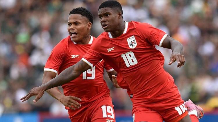 Kadir Barría celebra su anotación.