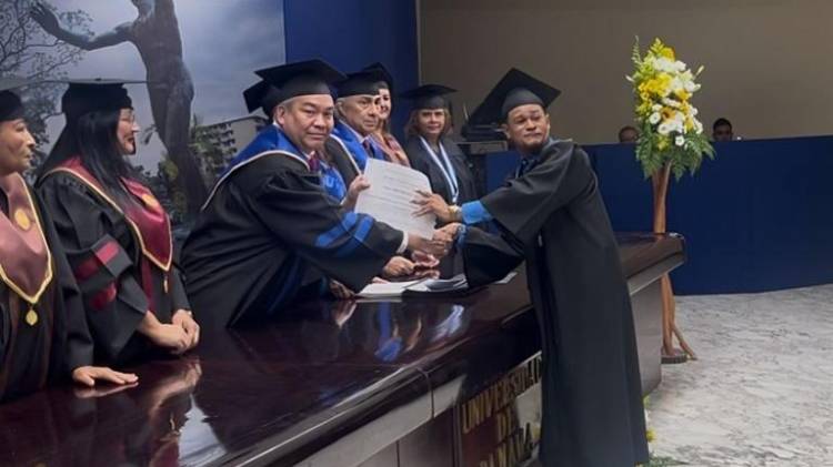 Emoción a flor de piel en la entrega del diploma.