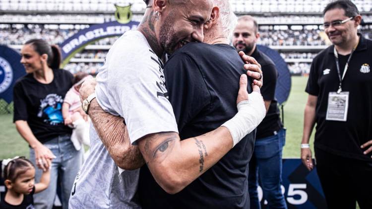 Neymar Jr recibió un homenaje ante del partido ante Cruzeiro.