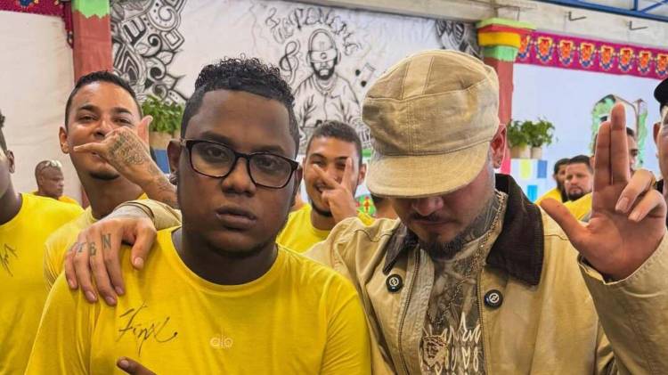 Farruko junto a Yemil en La Nueva Joya, durante una visita en la que compartió mensajes de fe y segundas oportunidades con los privados de libertad.
