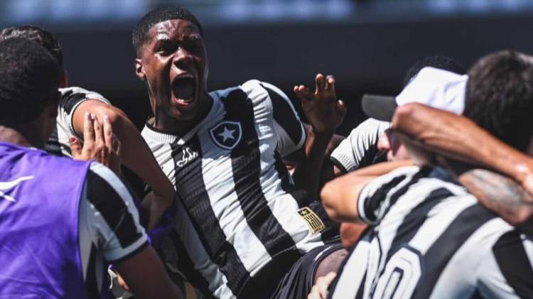 Kadir Barría (centro) celebra con sus compañeros el gol del triunfo con Botafogo Sub-20 ante Vasco da Gama en el Nilton Santos.