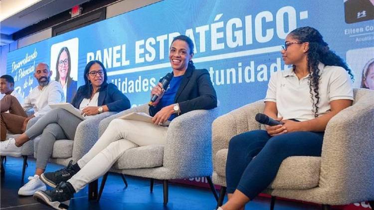 Eileen Coparropa durante su conferencia.