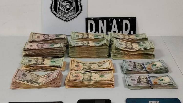 Con el dinero también se confiscó celulares