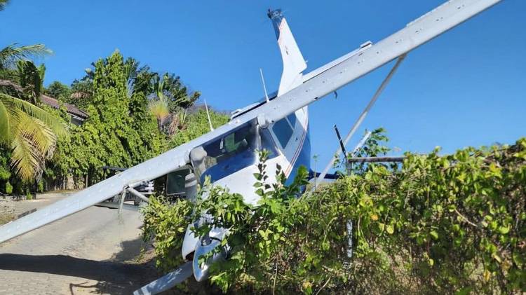 Así quedó la aeronave al salirse de la pista.