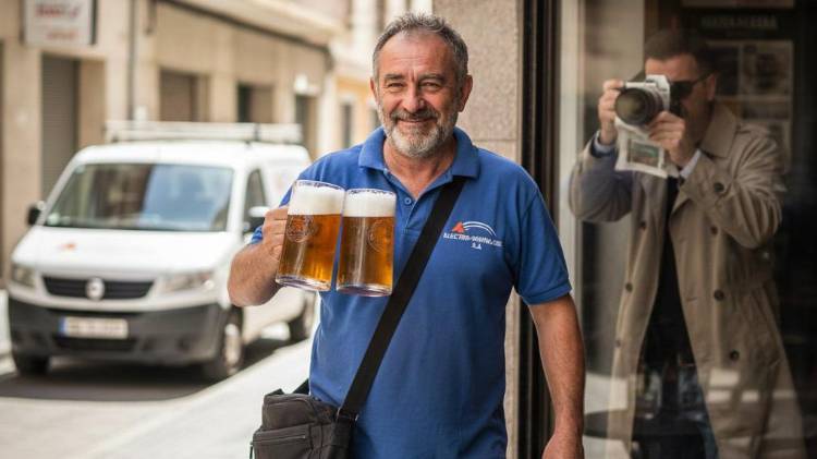 ¡Insólito! Lo botaron por tomar cerveza mientras trabajaba y juez ordena indemnizarlo